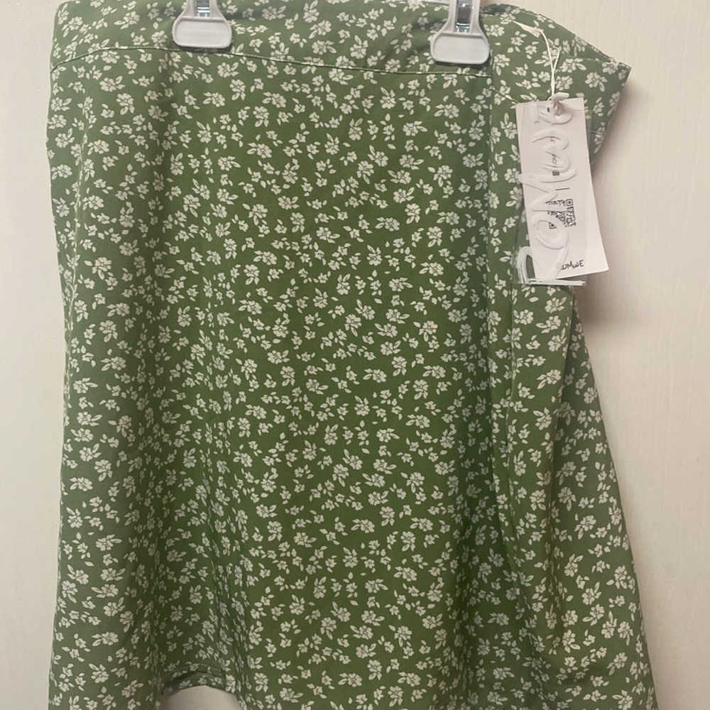 Green & white skirt